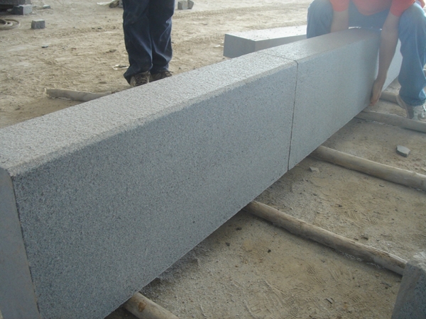 G654 Dark Grey Flamed Granite Footbath Kerb Stones