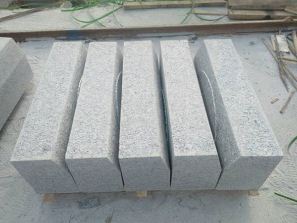 Economic G383 Flower Pearl Flamed Granite Kerbs