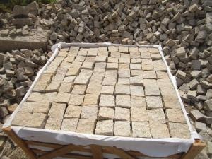 G682 Granite Yellow Natural Split Cobble Paving Pattern