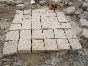 G682 Granite Yellow Natural Split Cobble Paving Pattern