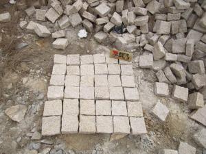 G682 Granite Yellow Natural Split Cobble Paving Pattern